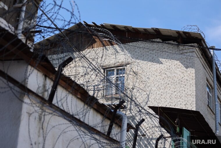    В женской колонии кургана осужденная разбила окно и устроила дебош