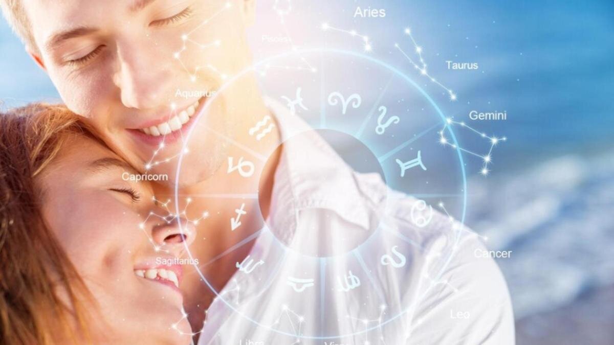    Влюбленная пара на фоне изображения знаков зодиака:Freepik