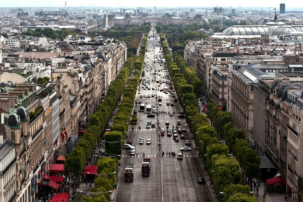 Известные улицы стран. Франция Елисейские поля. Улица Елисейские поля в Париже. Центральная улица Парижа Елисейские поля. Бульвар Шанз-Элизе в Париже.