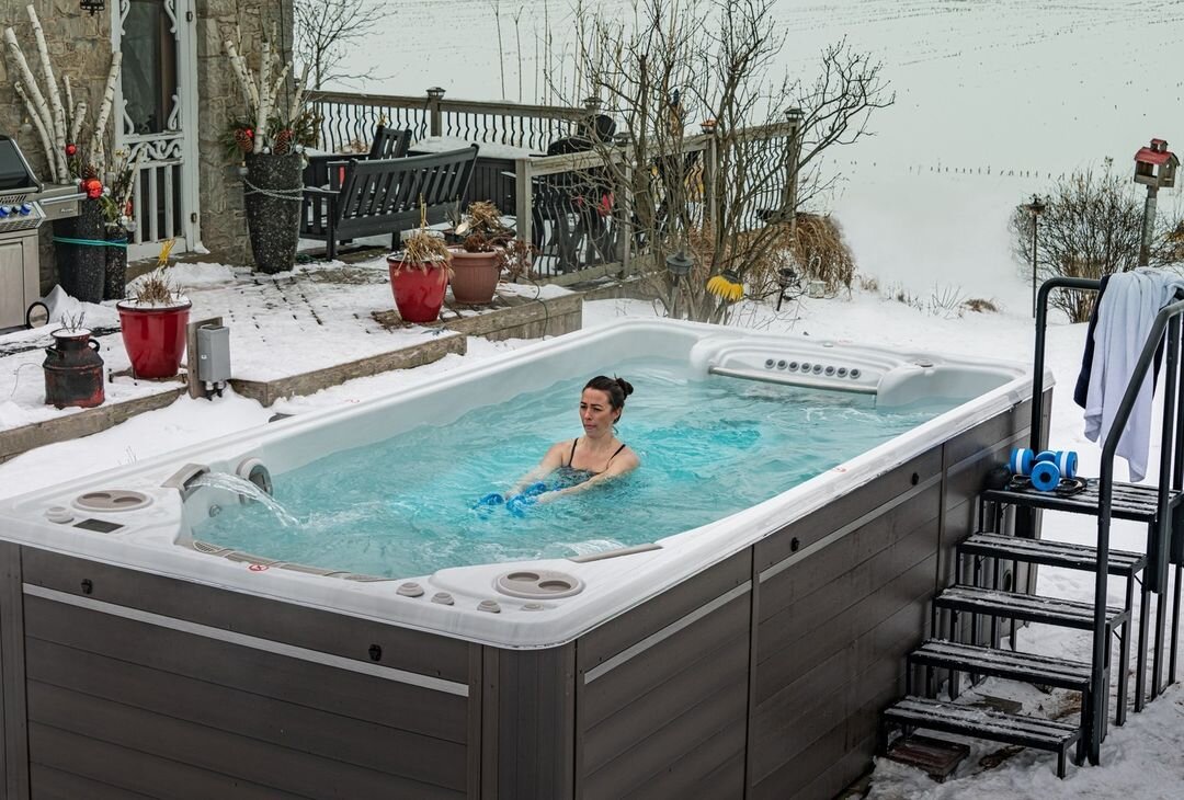 Плавательный спа-бассейн зимой.