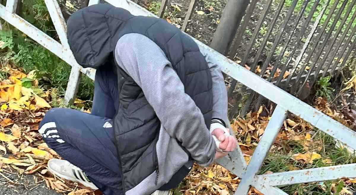 Благодаря слаженной работе охранников группы быстрого реагирования, мужчина был задержан с поличным на выходе из помещения и передан сотрудникам полиции для проведения дальнейшего разбирательства по факту произошедшего.