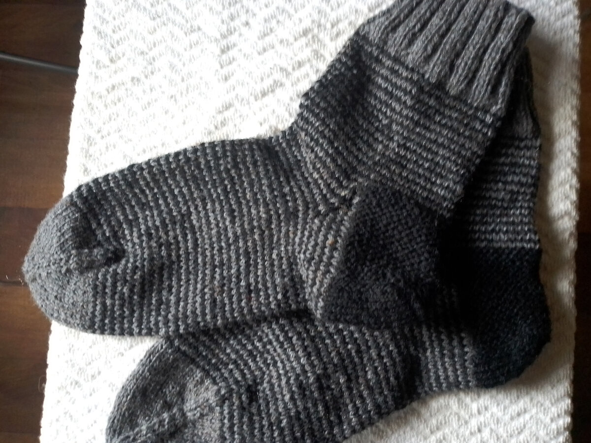 мужские носки,связаны техникой хеликс.