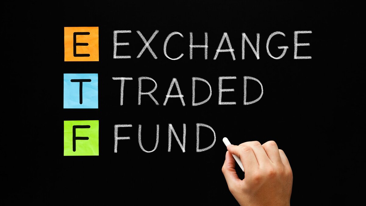 ETF - это финансовый инструмент, который позволяет инвесторам торговать акциями фонда, отслеживающего определенный индекс или группу активов. В случае спотового биткоин-ETF, акции фонда будут отслеживать цену биткоина на рынке.