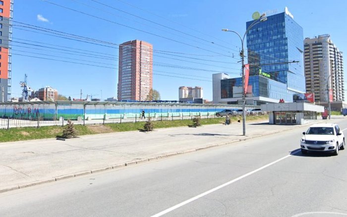 Огороженный участок будущего бизнес-центра. Изображение получено при помощи сервиса google.map