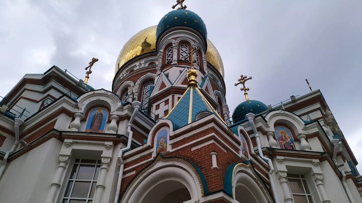     Поклониться реликвии пришли тысячи омичей. Очередь в храм растянулась на несколько сотен метров.