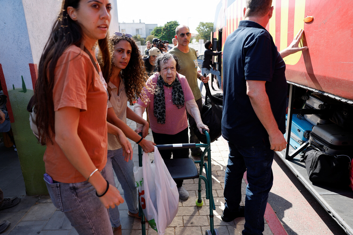 Жители Сдерота покидают свои дома. Это первая эвакуация целого города в  истории Израиля | Газета.Ru | Дзен