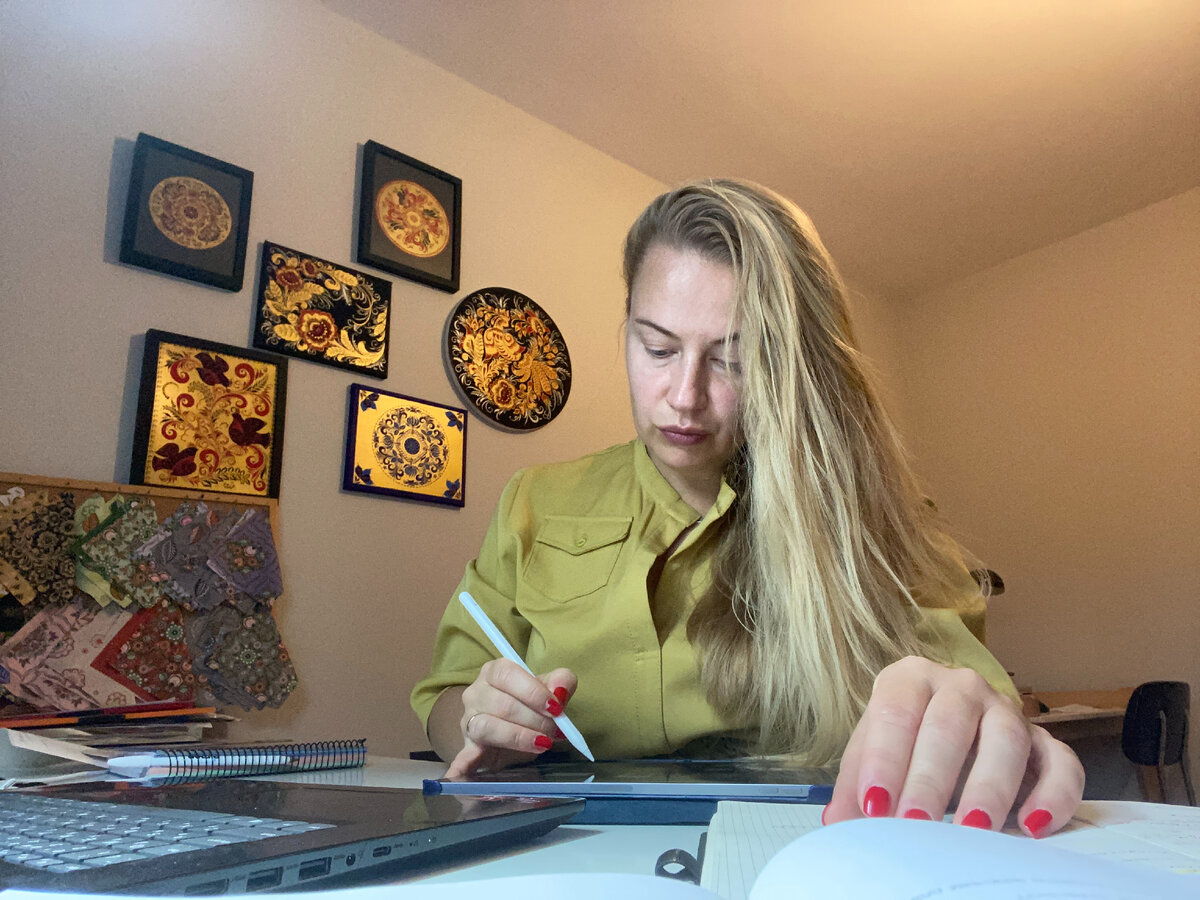 Я - ранним утром в своей мастерской. Ночью пришла идея паттерна