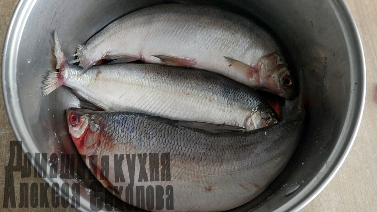 Нормальная соленая рыба, приготовленная целиком.