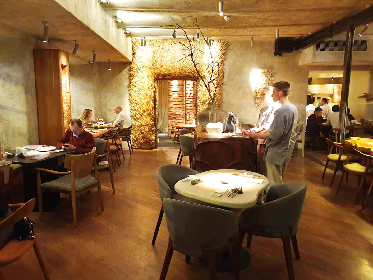 Общий вид зала ресторана "Айна"