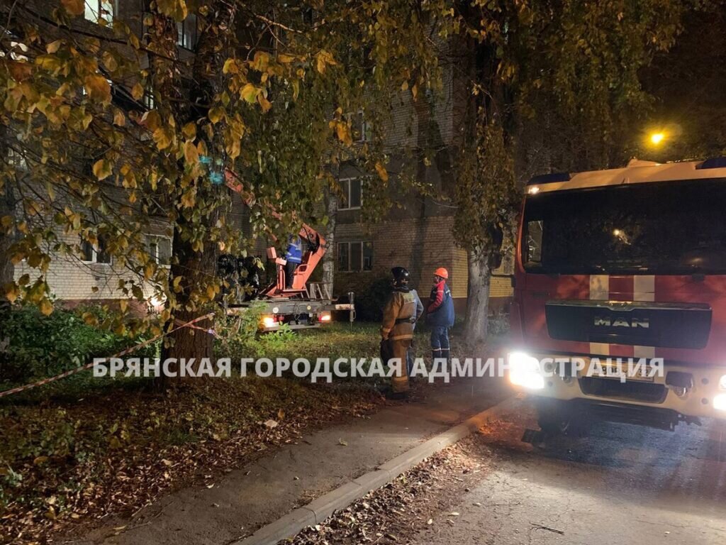 В Брянске на дом по улице Советской упал сук дерева | Брянская губерния |  Дзен