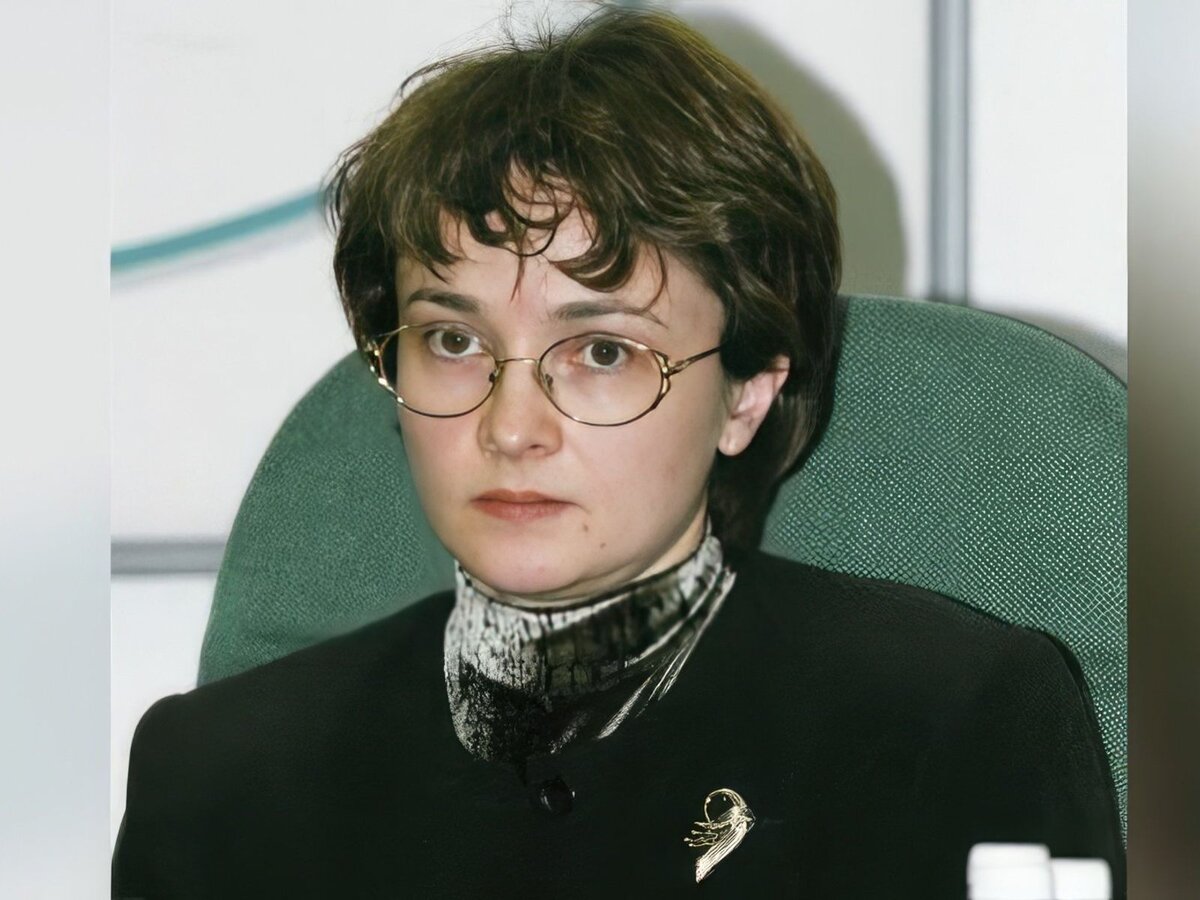  Эльвира Набиуллина в данный момент известна как глава Банка России. Понятно, что в прошлом она работала в правительстве, занимала различные государственные должности. Но кем она была в советские годы?-2