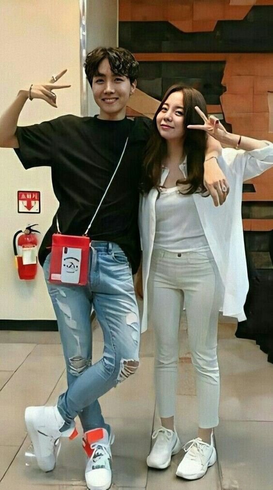 Всё же "наш " Хосок безупречен даже на фоне своей сестры!