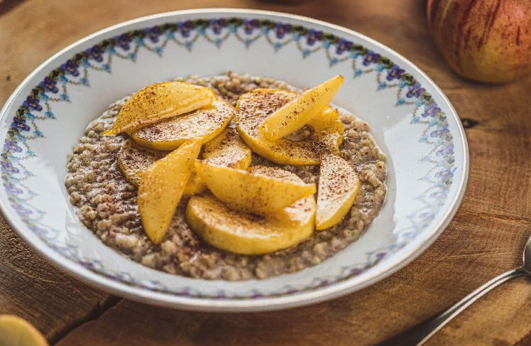 Гречневая каша с миндальным молоком и карамелизированными яблоками и грушами