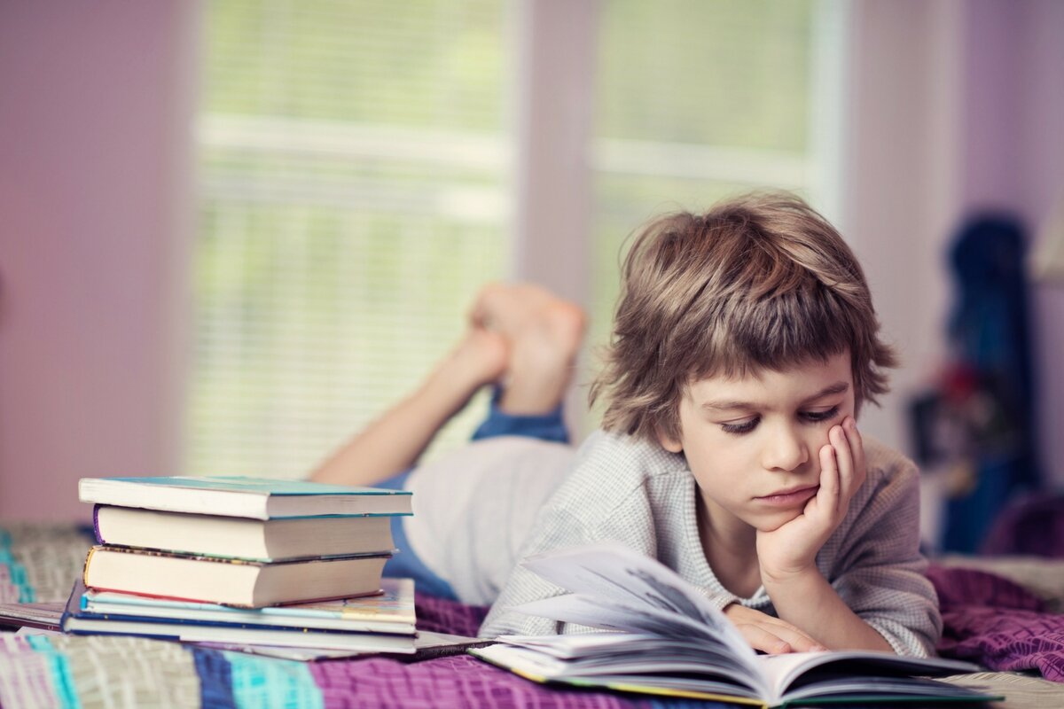 Что читать в 11 лет. Школьник читает книгу. Подросток с книжкой. Дети читают. Мальчик с книжкой.