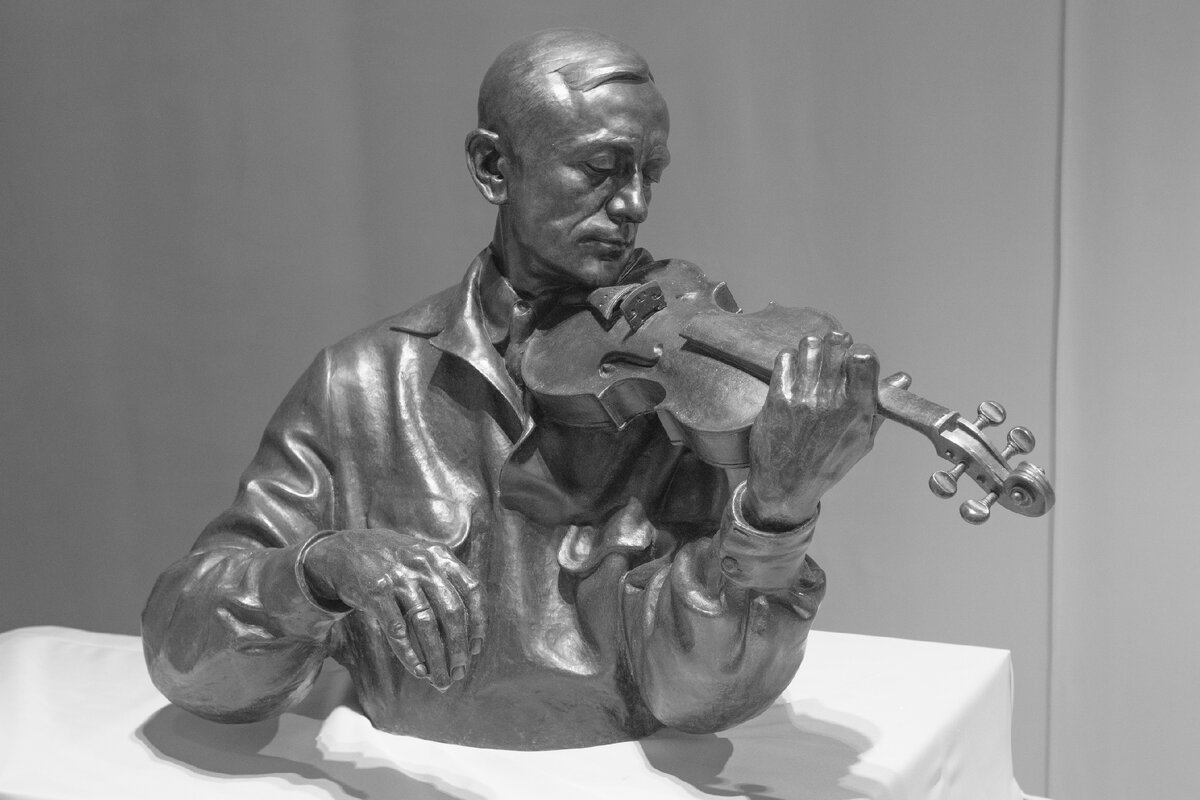 Всеволод Лишев. Портрет скрипача А.П. Ханжонкова 1926. Бронза (ГРМ)