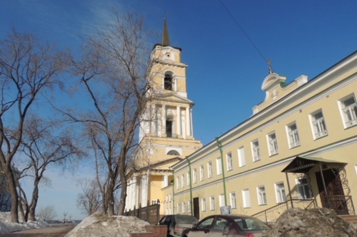    Пермяков приглашают пройтись по пустому зданию галереи и заглянуть в скрытые ранее помещения.