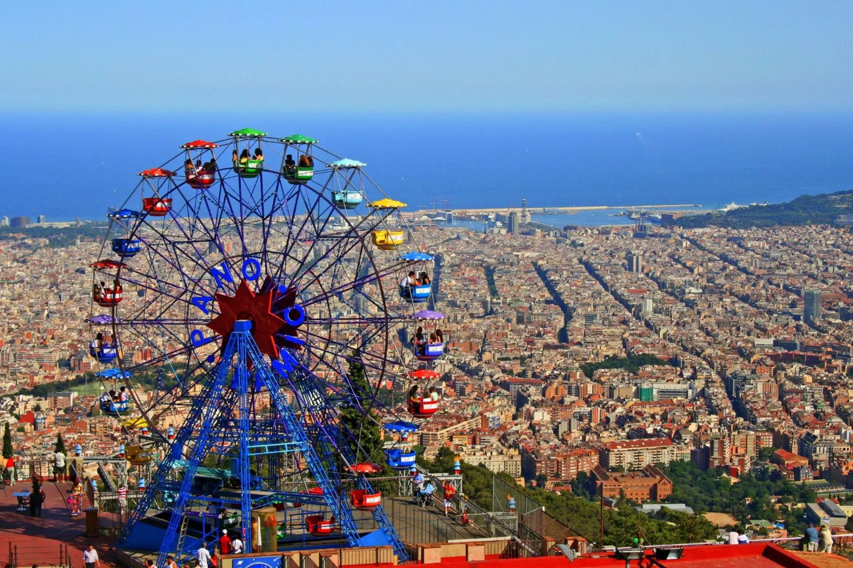 En barcelona. Колесо обозрения Тибидабо. Барселона (город в Испании). Тибидабо парк аттракционов. Барселона (город в Испании) ла Педрера.