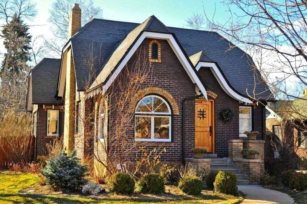 Дома в мене. Стиль Тюдор (Tudor Revival Cottage). Фармхаус экстерьер. Дом архитектура в английском Тюдор стиле темный кирпич. Кирпичный дом.