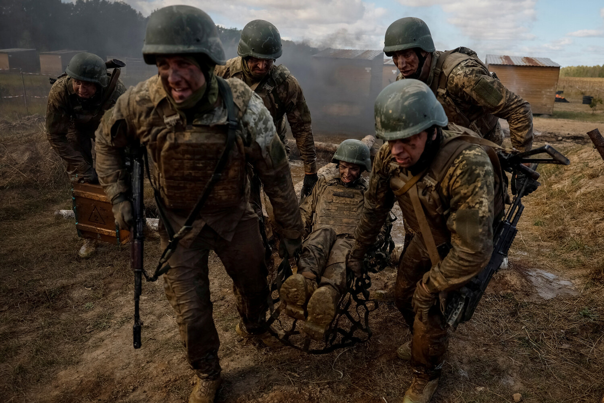 Украинские военнослужащие во время учений в Черниговской области, Украина, 13 октября 2023 года / Фото: Gleb Garanich/Reuters