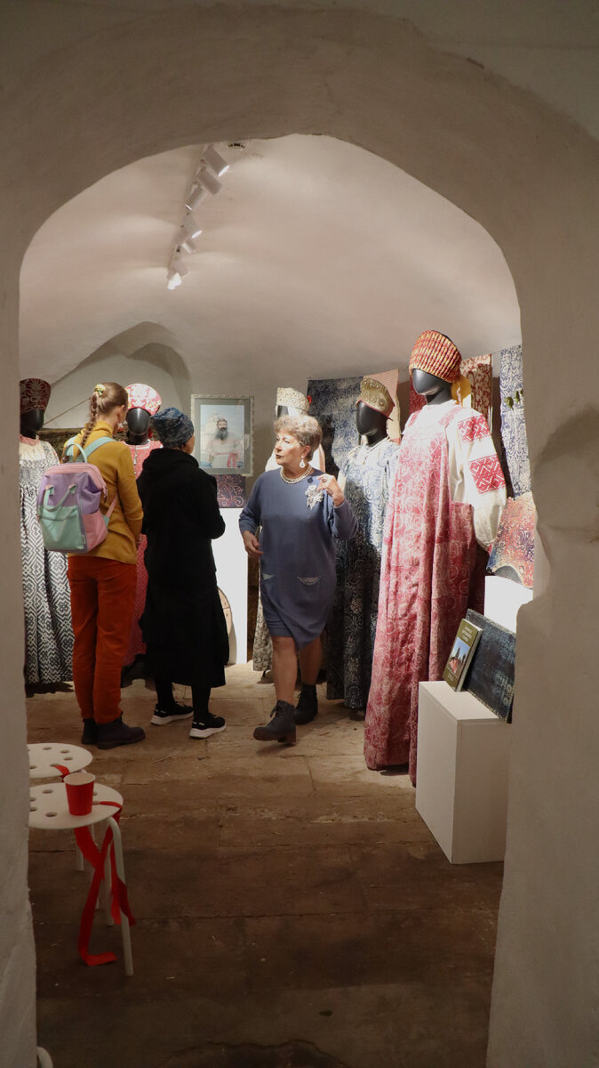 Фрагмент экспозиции. Пояснения дает член Творческой мастерской А.Я. Колесникова, Заслуженный художник России Людмила Запылаева