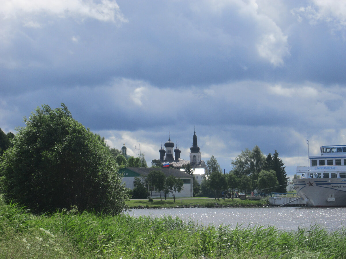 Сам монастырь, видно с теплохода и с берега (фото автора)