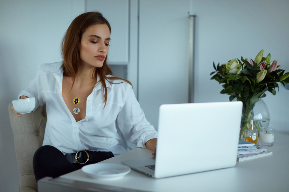 Пример использования псевдокосмических наклеек Body Vibes, способствующих, по мнению их производителей и авторов сайта Goop, возглавляемого актрисой Гвинет Пэлтроу, «поддержанию идеальной энергетической частоты организма, снятию физического напряжения и воспаления, а также улучшению клеточного обмена». 24 кусочка разрисованного пластыря за 120 долларов. Гуд бизнес, Гвинет!