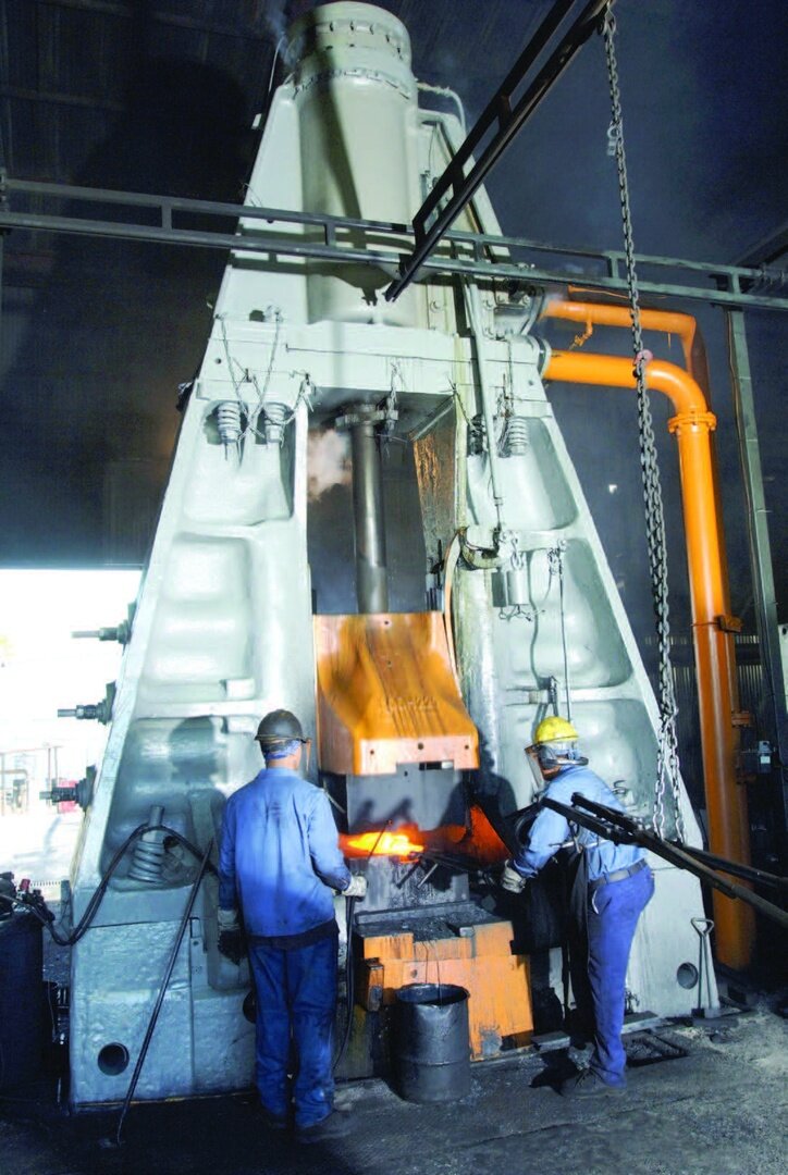 Фото 2. Разогретую заготовку помещают в ковочный штамп и молот несколько раз ударяет по нему с усилием 110 тонн