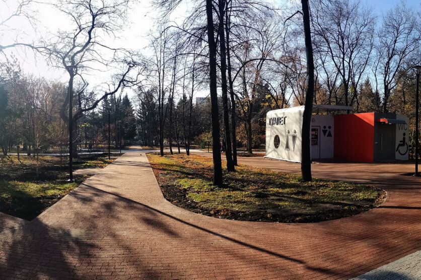 Панорама Первомайского сквера со стороны ресторанного дворика (нажмите на изображение, чтобы раскрыть его полностью). Фото: nsknews.info