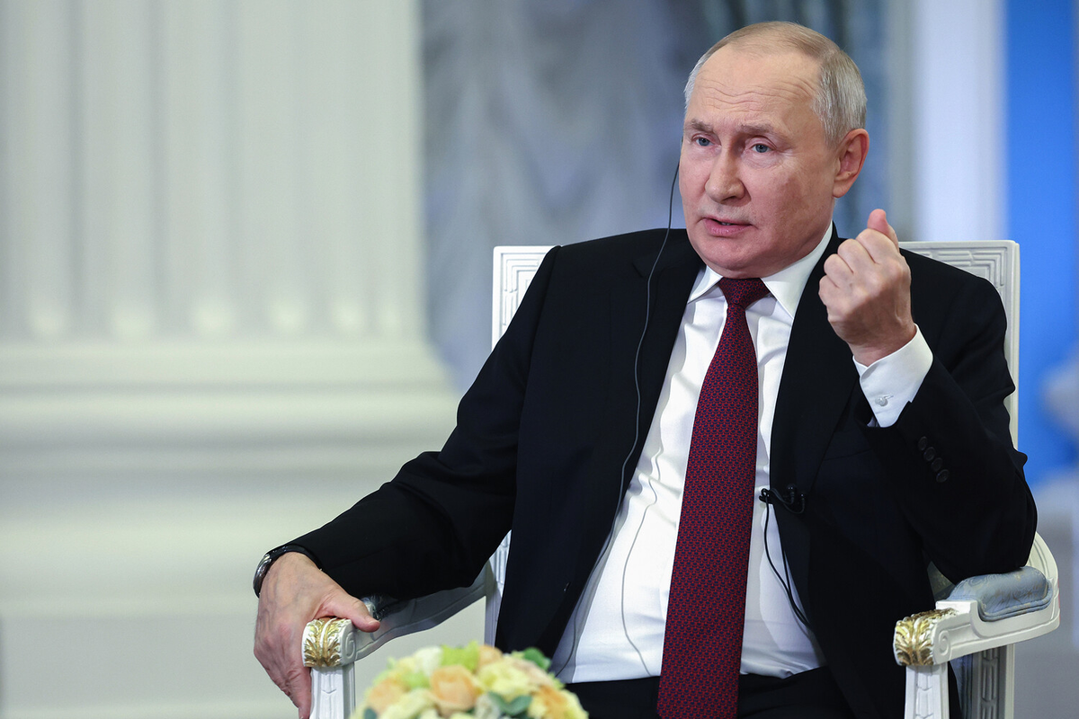 Президент РФ Владимир Путин во время интервью журналисту Медиакорпорации Китая Ван Гуаню, 16 октября 2023 года / Фото: Сергей Бобылев/РИА Новости