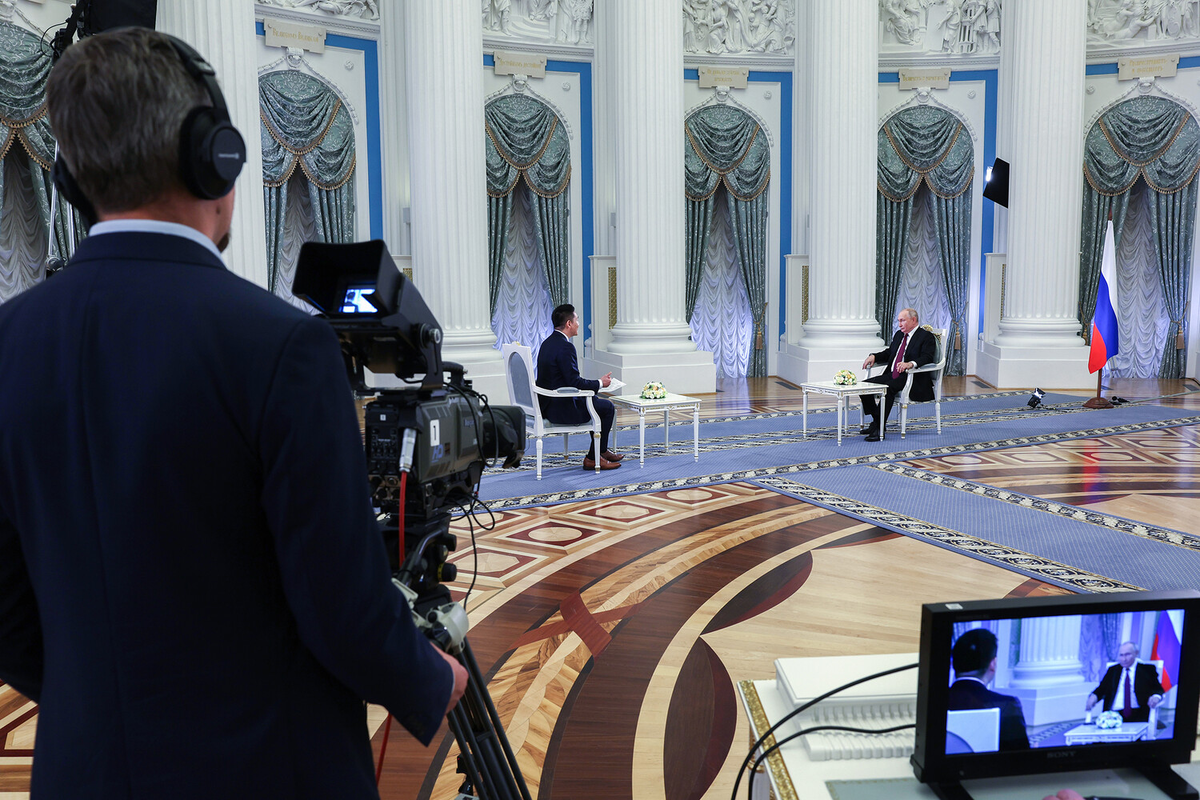 Президент РФ Владимир Путин во время интервью журналисту Медиакорпорации Китая Ван Гуаню, 16 октября 2023 года / Фото: Сергей Бобылев/РИА Новости
