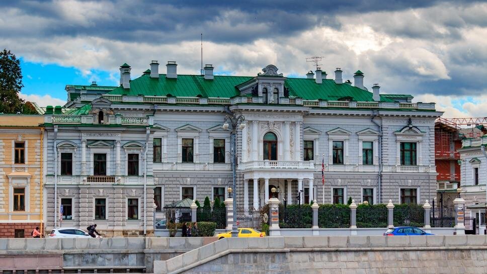 Главный фасад особняка выходит на Москву-реку