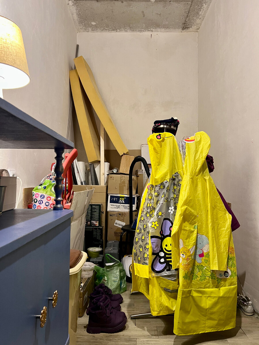 Сейчас ниша, где мы планируем хранить вещи, одежду и все прочее выглядит вот так