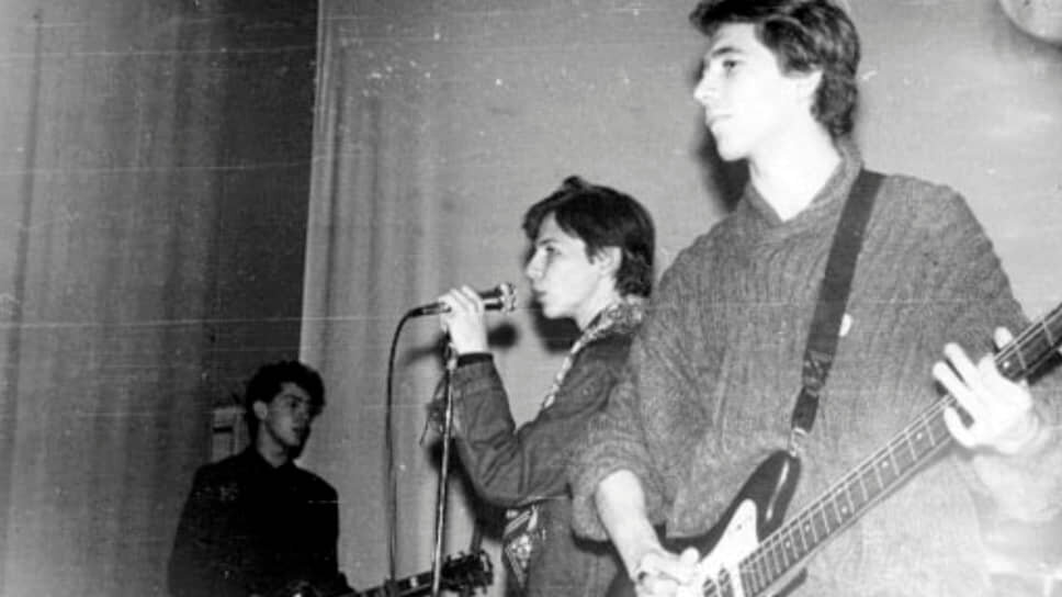    Группа «Мумий Тролль» появилась во Владивостоке 16 октября 1983 года — в день 15-летия ее основателя Ильи Лагутенко. Изначально коллектив назывался в честь персонажа книг Туве Янссон «Муми Тролль». Буква «й» в конце первого слова появилась только в 1990-м, после того как Лагутенко сравнил себя и коллег с мумиями    
 На фото: Илья Лагутенко (в центре) с первыми участниками группы Альбертом Красновым (слева) и Владимиром Луценко mumiytroll.com