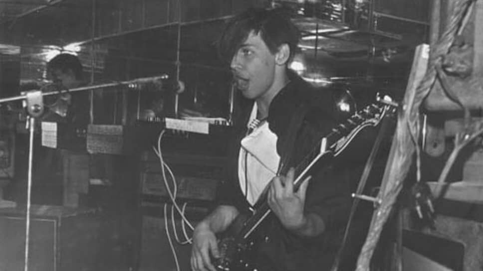    Одна из черновых композиций — «Новая луна апреля» — стала хитом во Владивостоке и дала название первой кассете группы (1985). Выход песни совпал с апрельским заседанием ЦК КПСС, поэтому на комсомольском собрании ее признали «антисоветской», а сам коллектив — «социально опасным». На десять лет музыканты практически приостановили деятельность, лишь изредка давая концерты: с 1987 по 1990 год Лагутенко служил в армии, а затем работал в Китае и Великобритании. Вновь собрать группу он решил только в 1996-м mumiytroll.com