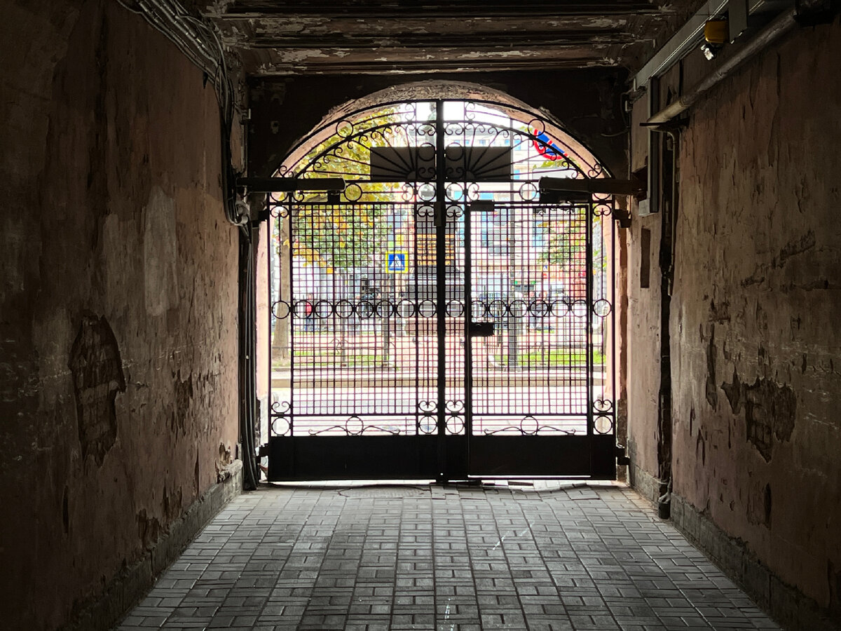 Выход на улицу запирается. Фото автора 