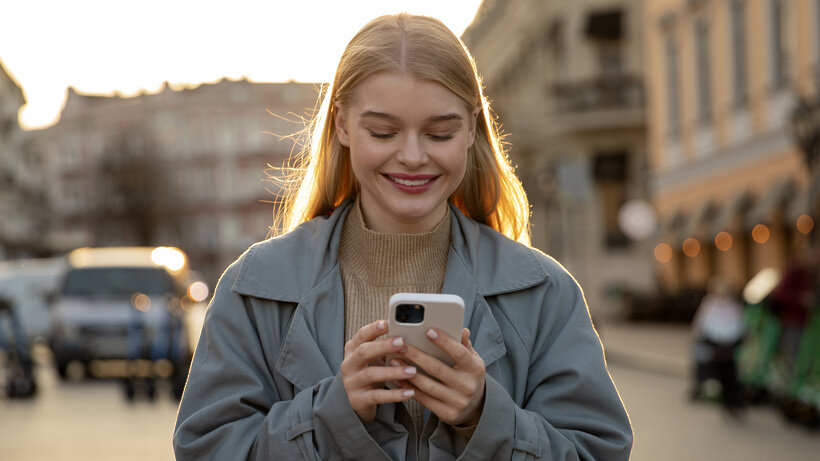    Девушка с телефоном на улице в городе © Freepik