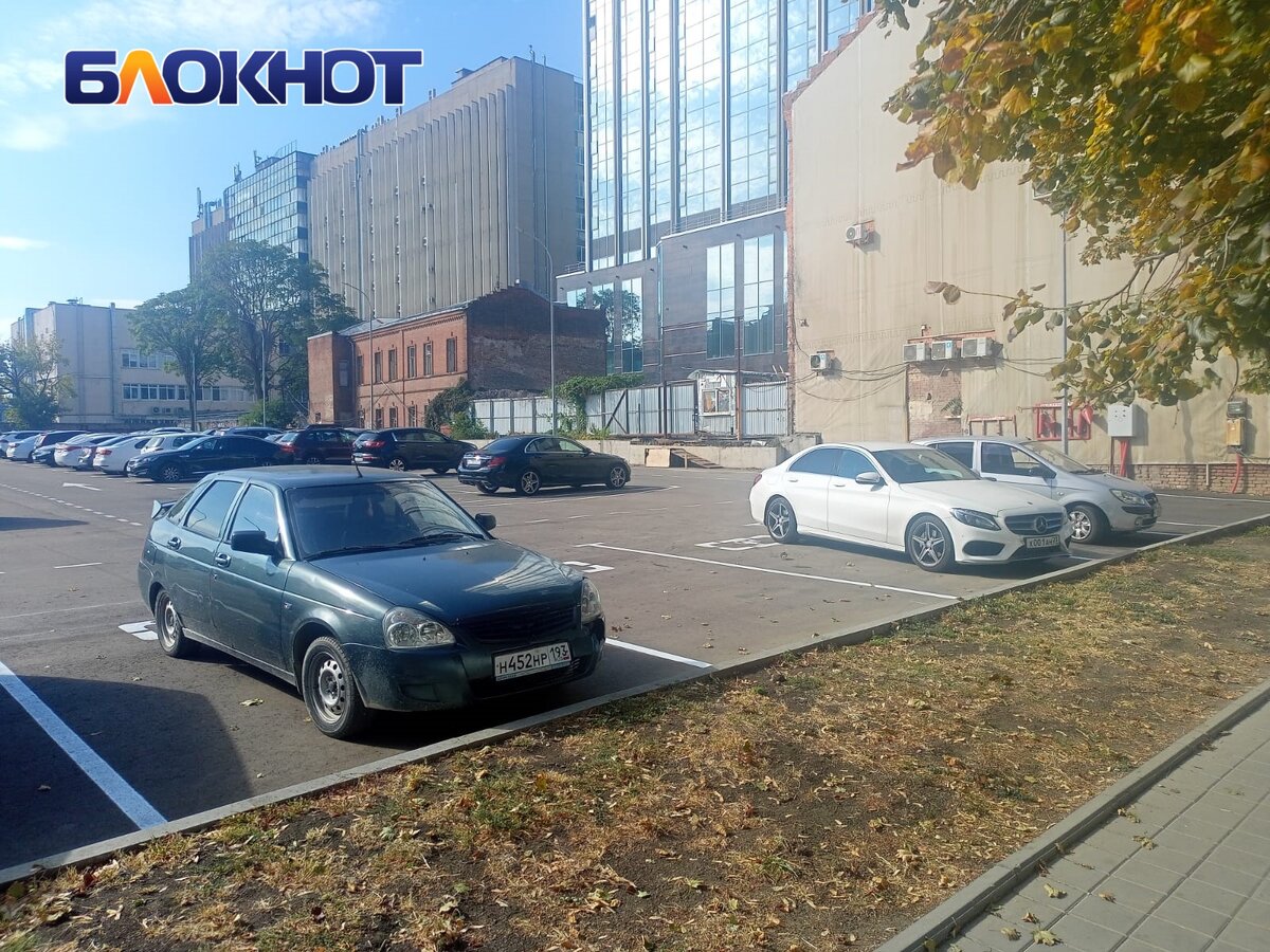 Парк ретро автомобилей краснодар. Припаркованный автомобиль. Проблемные парковки. Машина галицкого. Стоянка машин краснодар.