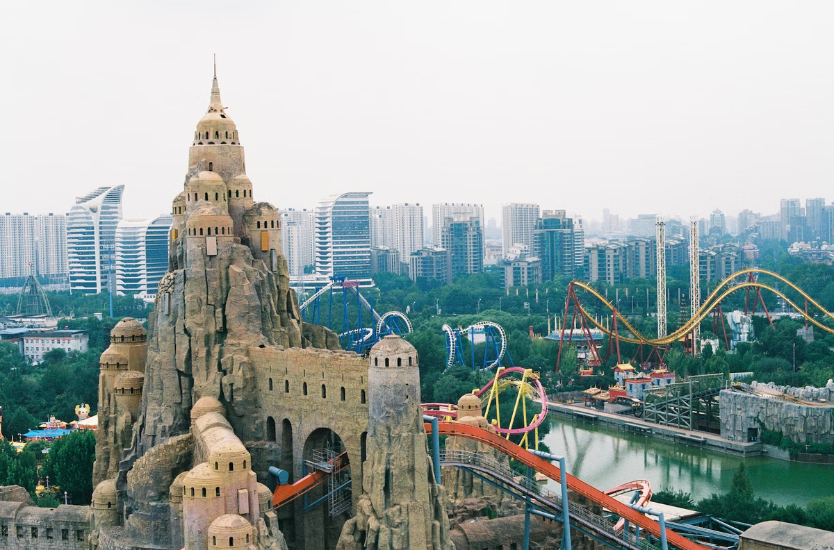 Самая большая площадь в мире покажется не такой большой тем, кто посетил парк развлечений Happy Valley и пекинский зоопарк.
