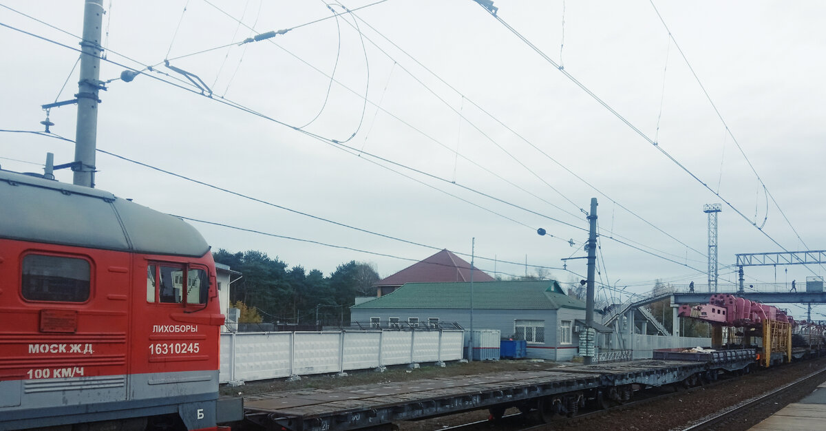 "Машка", пустая платформа и - на заднем плане - неопознанный мною объект))