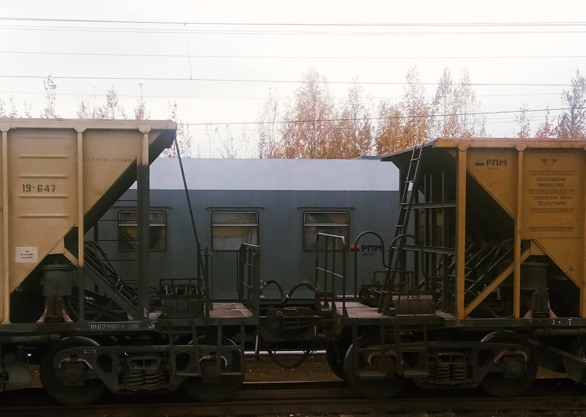 Хопперы с щебнем и вагон, в котором явно обитают рабочие. 