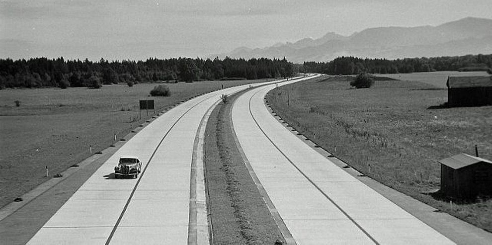 Бетонное шоссе. Немецкие Автобаны Гитлера. Автобаны Германии 1940. Автобаны в Германии 1930. Автомагистрали Германии 1930.