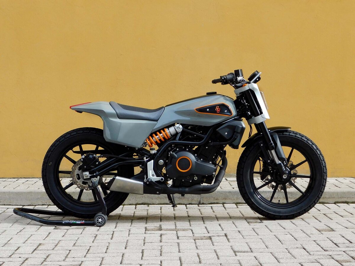 За основу для проекта La Grintosa взят Benelli BN 302 с двухцилиндровым двигателем объёмом 300 см³ и мощностью 37,5 л.с. 
