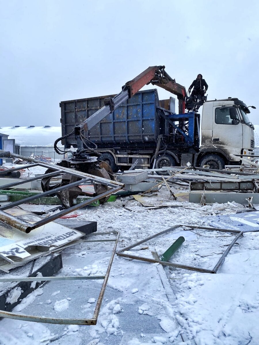 Ломовоз манипулятор на площадке 