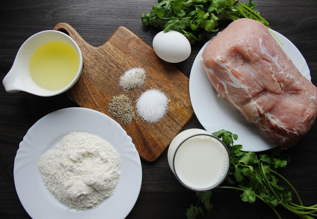 Как пожарить сочные отбивные из свинины на сковороде нежные мягкие? Подготовьте все необходимые ингредиенты. Какую часть туши лучше для этого использовать? Идеально подойдёт корейка, она не слишком жирная и не содержит прожилок.