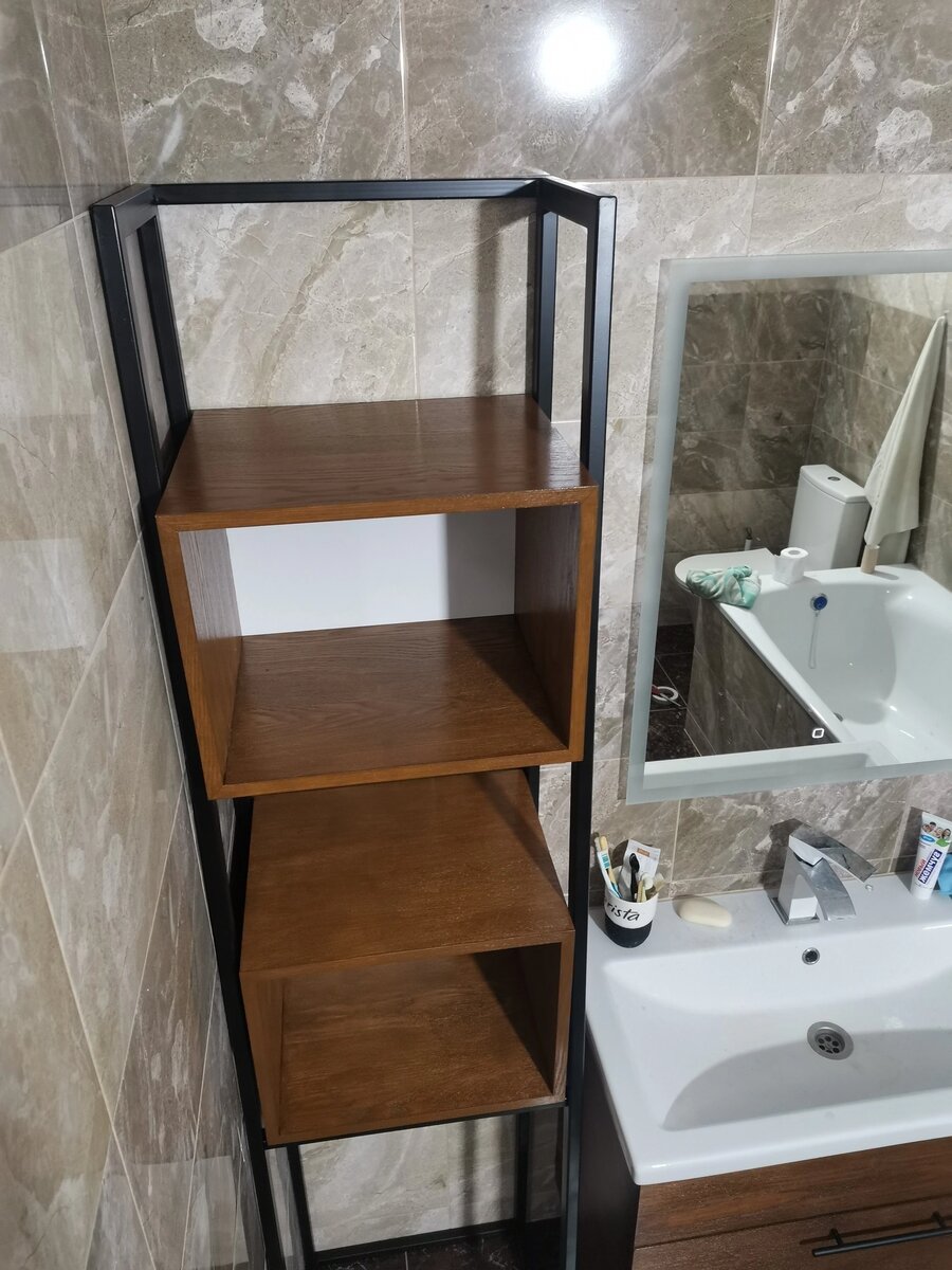 Готовый вид изделия; металлический профиль 20х30, чёрная матовая алкидная эмаль, массив дуба, пропитка Dufa Wood Protect орех
