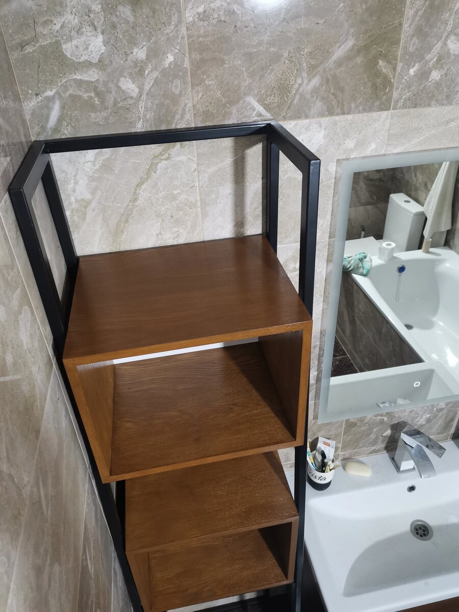 Готовый вид изделия; металлический профиль 20х30, чёрная матовая алкидная эмаль, массив дуба, пропитка Dufa Wood Protect орех