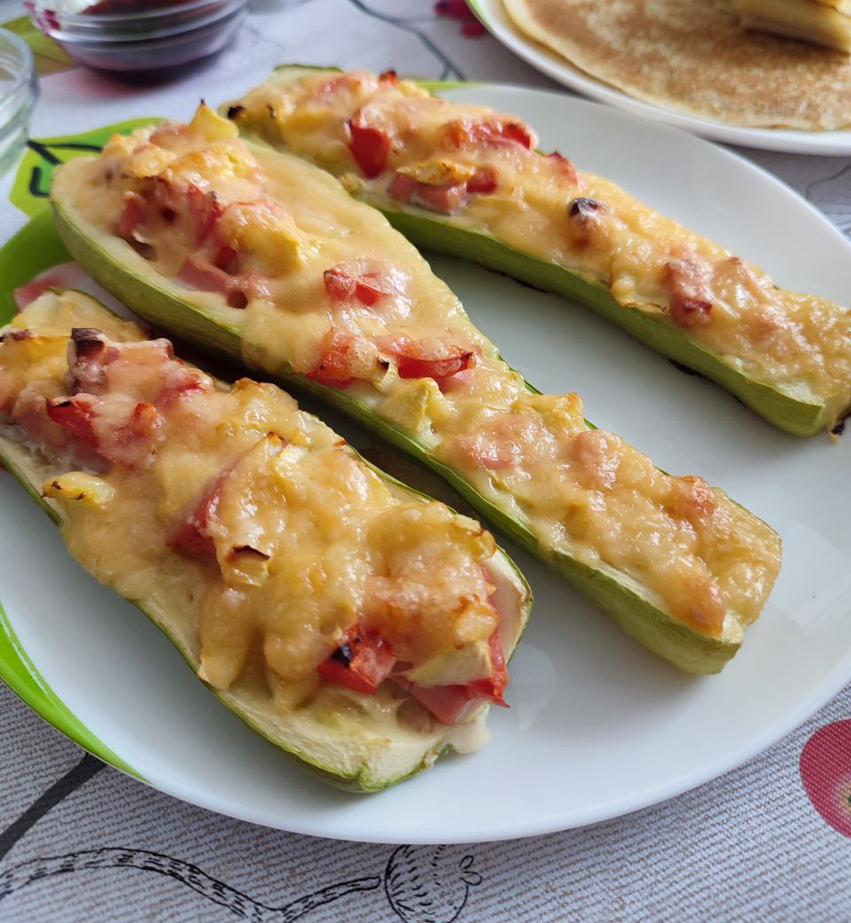 Кабачок, фаршированный овощами. Правда там есть сыр и для поста он не годится.