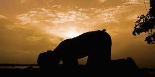 Иду в земной поклон, и такое черное что то  проходит спереди меня