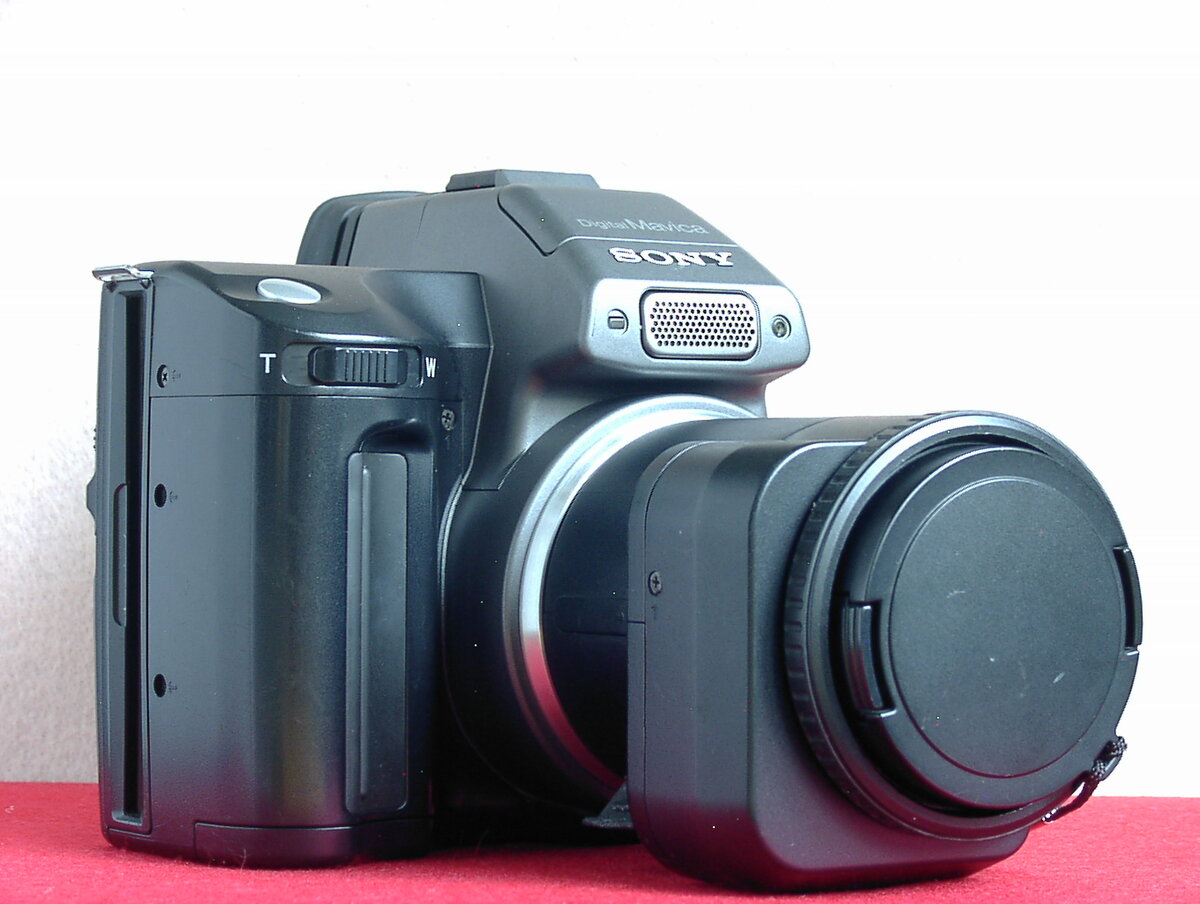 Sony Mavica MVC-FD95. Фото выполнено на Olympus E-100RS (эти камеры одногодки).