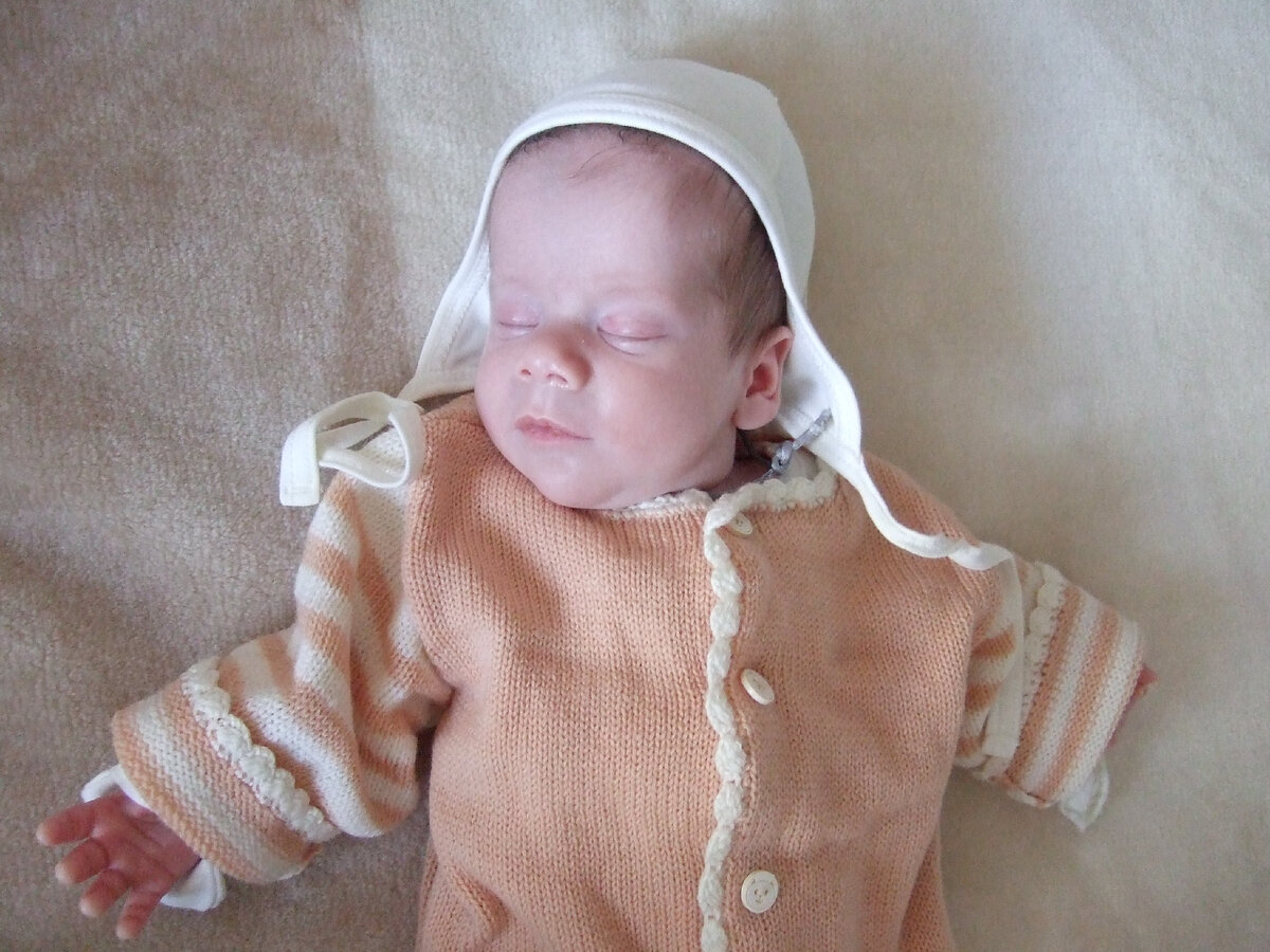 Возраст два месяца. Сильно велик самый маленький костюм на 58 см.